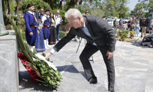 Ο Αλέξης Καλοκαιρινός για την Μάχη της Κρήτης: «Κομβικό γεγονός του Β’ Παγκοσμίου Πολέμου, δημιούργησε την πρώτη ρωγμή στην πολεμική μηχανή της ναζιστικής Γερμανίας» (video)Στις
εκδηλώσεις τιμής και μνήμης για την ιστορική επέτειο από τη Μάχη της Κρήτης που
πραγματοποιήθηκαν στο Ηράκλειο συμμετείχε ο Δήμαρχος Αλέξης Καλοκαιρινός.
