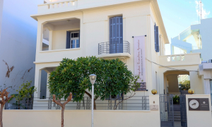 Εικαστική έκθεση «Το μυστικό νήμα της Αριάδνης» και ο ρόλος της στο πνευματικό ταξίδι του Νίκου Καζαντζάκη στον Πολυχώρο του Δήμου Ηρακλείου«Το
μυστικό νήμα της Αριάδνης» και ο ρόλος της στο πνευματικό ταξίδι του Νίκου
Καζαντζάκη είναι το θέμα της εικαστικής έκθεσης που θα φιλοξενηθεί στον
Πολυχώρο της Δημοτικής Πινακοθήκης του Δήμου Ηρακλείου (Χρυσοστόμου 8), από την
Παρασκευή 6 Ιουνίου έως την Παρασκευή 13 Ιουνίου 2025 με ελεύθερη είσοδο.
