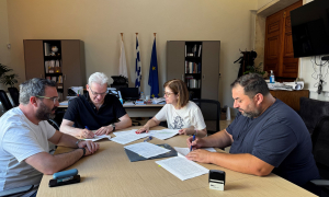 600.000 ευρώ από τον Δήμο Ηρακλείου για τις παιδικές χαρέςΤη σύμβαση για την συντήρηση εβδομήντα παιδικών χαρών, την ανακατασκευή της παιδικής χαράς της πλατείας Νικαίας και τη δημιουργία δυο νέων στο 13ο, 54ο & 77ο Νηπιαγωγείο Ηρακλείου, υπέγραψε ο Δήμαρχος Ηρακλείου Αλέξης Καλοκαιρινός, παρουσία του Αντιδημάρχου Τεχνικών Υποδομών & Βιώσιμης Κινητικότητας Γιώργου Σισαμάκη και της Προϊσταμένης της Διεύθυνσης Συντήρησης και Αυτεπιστασίας Σγουρίτσας Πιταροκοίλη το πρωί της Τρίτης 10/6.

