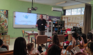 Με επιτυχία οι δράσεις ενημέρωσης και ευαισθητοποίησης για το περιβάλλον για παιδιά Νηπιαγωγείων και Δημοτικών Σχολείων του Δήμου ΗρακλείουΤριήμερες δράσεις ενημέρωσης και ευαισθητοποίησης για τους μαθητές Νηπιαγωγείων και Δημοτικών Σχολείων του Δήμου Ηρακλείου στο πλαίσιο της Παγκόσμιας Ημέρας Περιβάλλοντος, διοργάνωσε το Τμήμα Πρασίνου της Αντιδημαρχίας Καθαριότητας, Περιβάλλοντος & Ενέργειας σε συνεργασία με το Αυτοτελές Γραφείο Πολιτικής Προστασίας από τις 4/6 έως τις 6/6.

