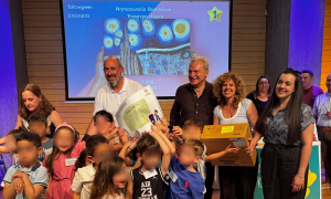 Ο Δήμος Ηρακλείου και η σχολική κοινότητα πρωτοπορούν στην ανακύκλωση- Στην πρώτη τριάδα πανελλαδικά για την σχολική χρονιά 2024 – 2025Ο Δήμος Ηρακλείου ολοκλήρωσε με εξαιρετικά αποτελέσματα το πρόγραμμα βιωματικής σχολικής ανακύκλωσης με κάδους τεσσάρων ρευμάτων ανακύκλωσης (χαρτί , αλουμίνιο, πλαστικό, μπαταρία) εντός των σχολείων όλων των βαθμίδων, δημοτικών, γυμνασίων και λυκείων, καθώς και του εικαστικού διαγωνισμού ανακύκλωσης σε νηπιαγωγεία και δημοτικά.

