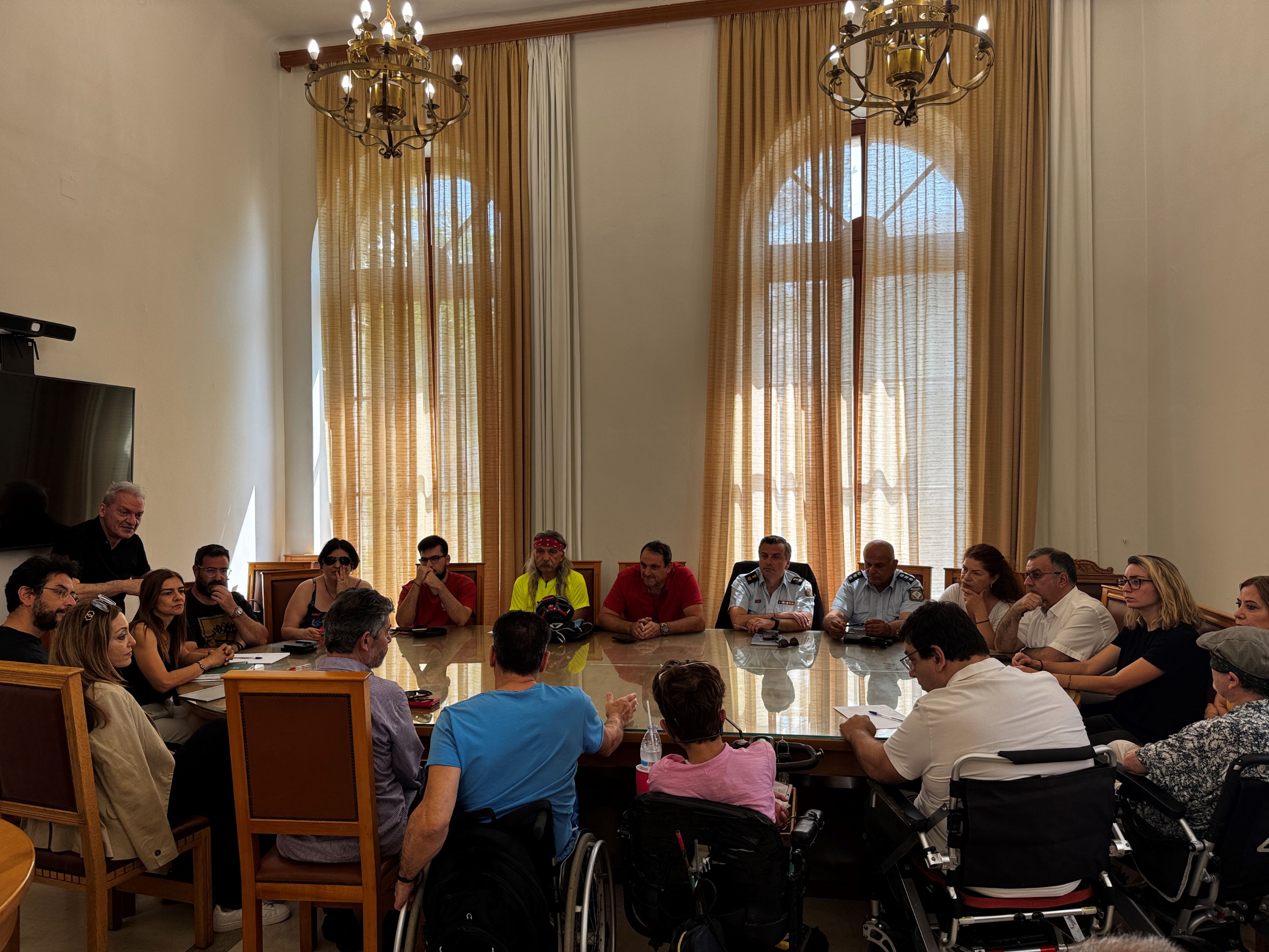 Συνεδρίασε η Επιτροπή Προσβασιμότητας του Δήμου ΗρακλείουΣυνεδρίασε η Επιτροπή Προσβασιμότητας του Δήμου Ηρακλείου παρουσία του Δημάρχου Αλέξη Καλοκαιρινού, του αρμόδιου Αντιδημάρχου Τεχνικών Υποδομών & Βιώσιμης Κινητικότητας Γιώργου Σισαμάκη καθώς και των Αντιδημάρχων Γιώργου Τσαγκαράκη, Μανόλη Χαιρέτη και Γιώργου Καραντινού στην αίθουσα «Ανδρέας Παπανδρέου» στη Λότζια.

