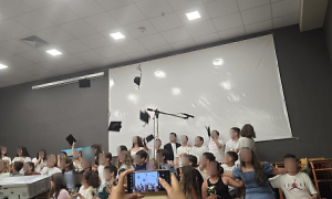 Συγκίνηση στην αποχαιρετιστήρια εκδήλωση των μαθητών του 6ου και 44ου Δημοτικού σχολείου Ηρακλείου που διοργάνωσε ο Δήμος ΗρακλείουΜε μεγάλη επιτυχία και ιδιαίτερη συγκινησιακή
φόρτιση πραγματοποιήθηκε το απόγευμα της Τρίτης 10/6, στην κατάμεστη αίθουσα
«Μανόλης Καρέλλης», της οδού Ανδρόγεω, η αποχαιρετιστήρια εκδήλωση των μαθητών
της ΣΤ΄ τάξης του 6ου και 44ου Δημοτικού σχολείου Ηρακλείου, που διοργάνωσε η
Αντιδημαρχία Εθελοντισμού με τη στήριξη της Αντιδημαρχίας Παιδείας του Δήμου
Ηράκλειου.
