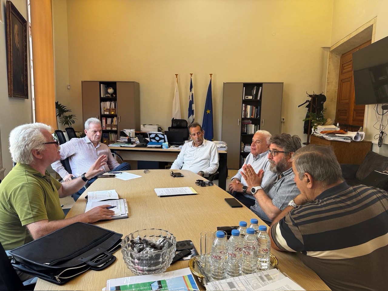 Κοινή διεκδίκηση νέου αγωγού Μαλίων από το Δήμο Ηρακλείου και το Δήμο Χερσονήσου- Στην ίδια γραμμή Αλέξης Καλοκαιρινός και Ζαχαρίας Δοξαστάκης για την επαρκή υδροδότηση των ΔήμωνΤην από κοινού διεκδίκηση της κατασκευής νέου αγωγού μεταφοράς νερού των Μαλίων ως ενιαίο έργο αποφάσισαν ο Δήμαρχος Ηρακλείου Αλέξης Καλοκαιρινός και ο Δήμαρχος Χερσονήσου και Πρόεδρος της ΔΕΥΑΧ Ζαχαρίας Δοξαστάκης στη σύσκεψη που πραγματοποιήθηκε, με τη συμμετοχή του Πρόεδρου της ΔΕΥΑΗ Γιώργου Βουρεξάκη, του Γενικού Διευθυντή Μανόλη Κοσμαδάκη, του Αντιπροέδρου της ΔΕΥΑΧ Ευάγγελου Χατζάκη και του μέλους της Διοίκησης της ΔΕΥΑΧ Μανόλη Ματθαιάκη στη Λότζια το μεσημέρι της Παρασκευής 13/6.

