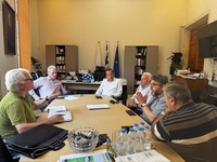 Κοινή διεκδίκηση νέου αγωγού Μαλίων από το Δήμο Ηρακλείου και το Δήμο Χερσονήσου- Στην ίδια γραμμή Αλέξης Καλοκαιρινός και Ζαχαρίας Δοξαστάκης για την επαρκή υδροδότηση των ΔήμωνΤην από κοινού διεκδίκηση της κατασκευής νέου αγωγού μεταφοράς νερού των Μαλίων ως ενιαίο έργο αποφάσισαν ο Δήμαρχος Ηρακλείου Αλέξης Καλοκαιρινός και ο Δήμαρχος Χερσονήσου και Πρόεδρος της ΔΕΥΑΧ Ζαχαρίας Δοξαστάκης στη σύσκεψη που πραγματοποιήθηκε, με τη συμμετοχή του Πρόεδρου της ΔΕΥΑΗ Γιώργου Βουρεξάκη, του Γενικού Διευθυντή Μανόλη Κοσμαδάκη, του Αντιπροέδρου της ΔΕΥΑΧ Ευάγγελου Χατζάκη και του μέλους της Διοίκησης της ΔΕΥΑΧ Μανόλη Ματθαιάκη στη Λότζια το μεσημέρι της Παρασκευής 13/6.

