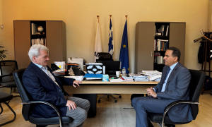 Συνάντηση του Δημάρχου Ηρακλείου Αλέξη Καλοκαιρινού με τον Πρέσβη του Κατάρ στην Ελλάδα Αλί Χαλφάν Αλ-ΜανσούριΜε τον Πρέσβη του Κατάρ στην Ελλάδα Αλί Χαλφάν Αλ-Μανσούρι συναντήθηκε ο Δήμαρχος Ηρακλείου Αλέξης Καλοκαιρινός στη Λότζια το πρωινό της Τετάρτης 18/6.

