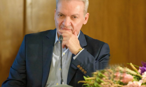 Ο αποχαιρετισμός του Δημάρχου Ηρακλείου Αλέξη Καλοκαιρινού στον Μανόλη Σωμαράκη.