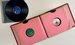 Προσβάσιμη στο κοινό της Βικελαίας Δημοτικής Βιβλιοθήκης η σπάνια συλλογή δίσκων βινυλίου 78 στροφών

