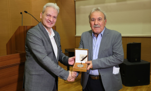 Απονεμήθηκε το «Βραβείο Ηθικής Τάξεως 2025» του Δήμου Ηρακλείου στη μεγάλη δωρήτρια Μαρία Λυριτζάκη (video) Απονεμήθηκε το «Βραβείο Ηθικής Τάξεως 2025» του Δήμου Ηρακλείου στη μεγάλη δωρήτρια Μαρία Λυριτζάκη (video)