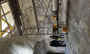 Σε εξέλιξη οι εργασίες αποκατάστασης της πύλης Αγίου Γεωργίου στην πλατείας ΕλευθερίαςΑυτοψία στις εργασίες συντήρησης και αποκατάστασης που πραγματοποιούνται
στην πύλη Αγίου Γεωργίου, η οποία ενώνει την λ. Ικάρου με την πλ. Ελευθερίας,
πραγματοποίησε ο Δήμαρχος Ηρακλείου Αλέξης Καλοκαιρινός, μαζί με τον
Αντιδήμαρχο Τεχνικών Υποδομών & Βιώσιμης Κινητικότητας Γιώργο Σισαμάκη και
στελέχη της Τεχνικής Υπηρεσίας, την Πέμπτη 20/11.
