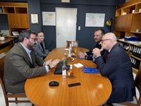 Επίσκεψη του υπό διαπίστευση Πρέσβη της Πολωνικής Δημοκρατίας στην Ελλάδα στο Δήμο Ηρακλείου Τον υπό διαπίστευση Πρέσβη
της Πολωνικής Δημοκρατίας στην Ελλάδα Wojciech Ponikiewski και τον Πρόξενο
Michał Zawisza, υποδέχθηκε εκ μέρους του Δημάρχου Ηρακλείου Αλέξη Καλοκαιρινού ο
οποίος βρίσκεται στην Αθήνα για συναντήσεις εργασίας σε Υπουργεία, ο
Αντιδήμαρχος Τεχνικών Υποδομών και Βιώσιμης Κινητικότητας Γιώργος Σισαμάκης στο
Δημοτικό Κατάστημα της Νέας Αλικαρνασσού.
