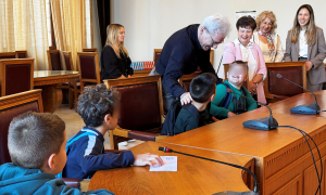 Επίσκεψη από τους μαθητές του 4ου Δημοτικού Σχολείου στον Δήμαρχο Ηρακλείου Αλέξη Καλοκαιρινό

