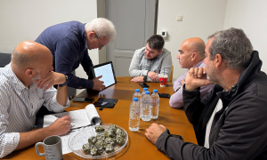 Αντίστροφη μέτρηση για το άνοιγμα της πύλης Αγίου ΓεωργίουΜε τις εργασίες συντήρησης και αποκατάστασης της πύλης Αγίου Γεωργίου να βρίσκονται στο τελικό στάδιο, ο χρόνος μετράει αντίστροφα για το άνοιγμα του σημαντικού περάσματος που θα ενώσει ξανά μετά από χρόνια την λ. Ικάρου με την πλ. Ελευθερίας.
 

