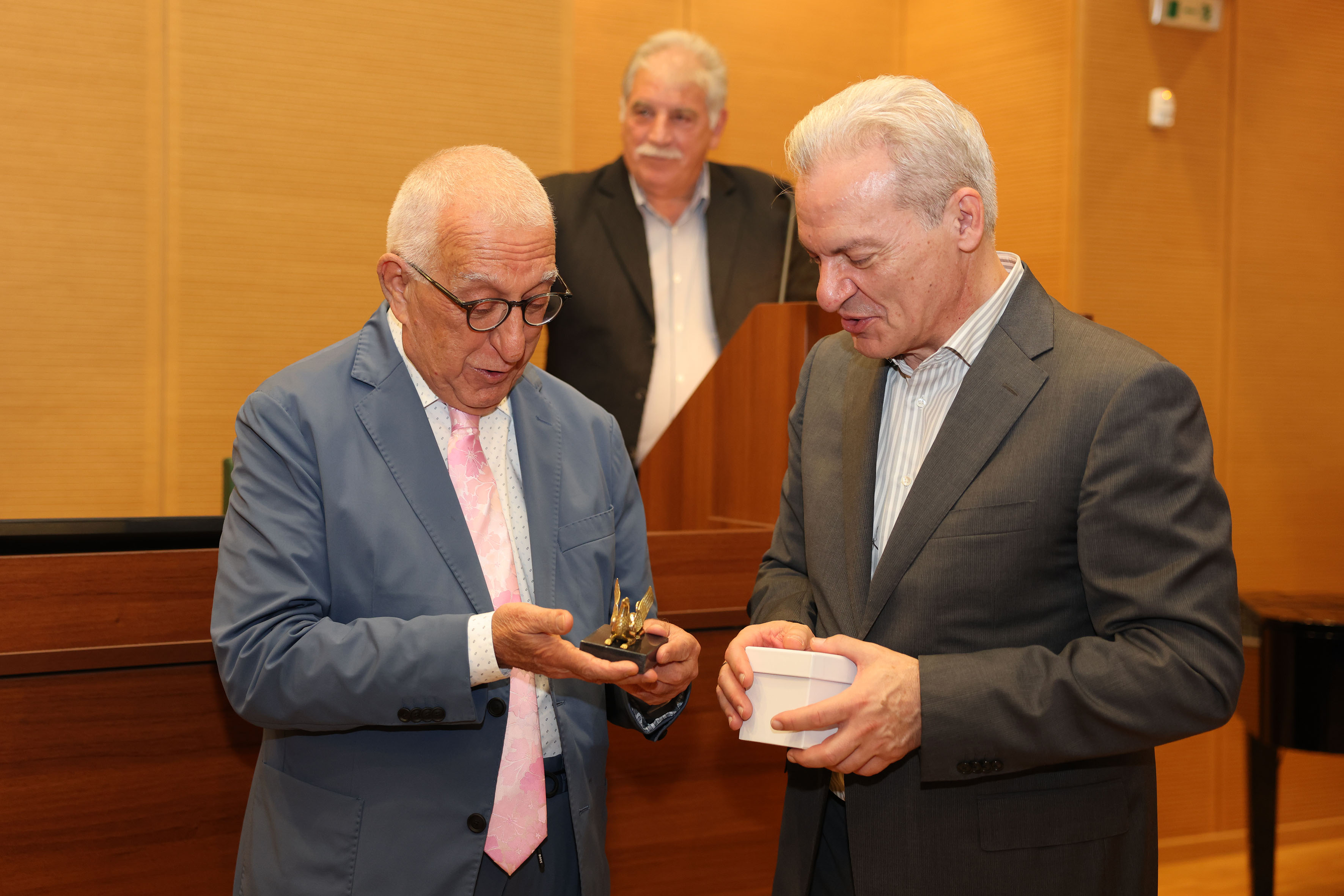 Στη συνεδρίαση του Δ.Σ. και της Εκτελεστικής Επιτροπής του Εθνικού Ιδρύματος Ερευνών & Μελετών «Ελευθέριος Κ. Βενιζέλος» ο Δήμαρχος Ηρακλείου Αλέξης ΚαλοκαιρινόςΣτην τακτική ετήσια κοινή συνεδρίαση του Διοικητικού Συμβουλίου και της
Εκτελεστικής Επιτροπής του Εθνικού Ιδρύματος Ερευνών & Μελετών «Ελευθέριος
Κ. Βενιζέλος» συμμετείχε ως μέλος του Δ.Σ. ο Δήμαρχος Ηρακλείου Αλέξης
Καλοκαιρινός, το απόγευμα της Παρασκευής 5/12.
