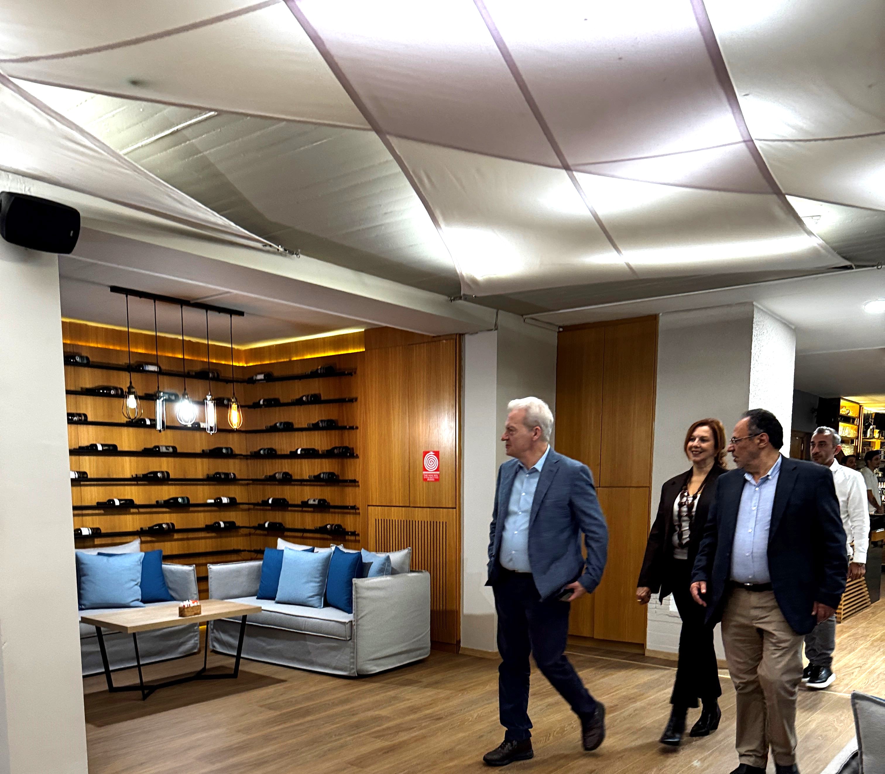 Κερδίζει τις εντυπώσεις το ανακαινισμένο Café Restaurant «Marina» (video) 
Το ανακαινισμένο Café Restaurant «Marina» επισκέφτηκε ο Δήμαρχος
Ηρακλείου Αλέξης Καλοκαιρινός, μαζί με μέλη της Δημοτικής Αρχής, βλέποντας από
κοντά το αποτέλεσμα των εργασιών ανακαίνισης που πραγματοποιήθηκαν από τα
συνεργεία της δημοτικής επιχείρησης.
