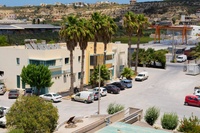 Την κήρυξη του Δήμου Ηρακλείου σε κατάσταση έκτακτης ανάγκης λόγω της λειψυδρίας και τη χρηματοδότηση των απαιτούμενων έργων ζητάει η Δημοτική Αρχή από το Υπουργείο Περιβάλλοντος & ΕνέργειαςΜε επιστολή που
απέστειλαν στο Υπουργείο Περιβάλλοντος & Ενέργειας ο Δήμαρχος Ηρακλείου
Αλέξης Καλοκαιρινός και ο Πρόεδρος της ΔΕΥΑΗ Γιώργος Βουρεξάκης, ζητείται να
κηρυχθεί ο Δήμος Ηρακλείου σε κατάσταση έκτακτης ανάγκης λόγω της λειψυδρίας
και να χρηματοδοτηθούν τα απαιτούμενα έργα για την αντιμετώπιση της κατάστασης.
