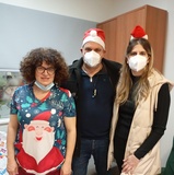 Χριστουγεννιάτικα δώρα από το Κ.Η.Φ.Η Αγίας Τριάδας στα παιδιά που νοσηλεύονται στην Παιδοαιματολογική κλινική του ΠΑΓΝΗΜε
Χριστουγεννιάτικα δώρα και ευχές γέμισε η παιδοαιματολογική κλινική του ΠΑΓΝΗ
την Πέμπτη 11/12. Τα μέλη και το προσωπικό του Κέντρου Ημερήσιας Φροντίδας Ηλικιωμένων
(Κ.Η.Φ.Η) Αγίας Τριάδας του Δήμου Ηρακλείου, συγκέντρωσαν δώρα και παιχνίδια
για τα παιδιά που νοσηλεύονται, τα οποία παραδόθηκαν από τον Αντιδήμαρχο
Κοινωνικής Μέριμνας Γιώργο Τσαγκαράκη και την Κοινωνική λειτουργό του Κ.Η.Φ.Η
Λία Κουμπέτη, στην Προϊσταμένη της κλινικής.
