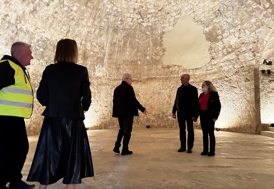 Τα Ενετικά Τείχη γίνονται μέρος της καθημερινότητας των ανθρώπων του Ηρακλείου και τα ΧριστούγενναΜε επιπλέον χριστουγεννιάτικες εκδηλώσεις στα Ενετικά Τείχη
εμπλουτίζονται οι εορταστικές δράσεις «Χριστούγεννα στην Πόλη 2025», έπειτα από
τη χρηματοδότηση ύψους 150.000 ευρώ του Υπουργείου Πολιτισμού προς τον Δήμο Ηρακλείου,
στο πλαίσιο της Προγραμματικής Σύμβασης Πολιτισμικής Ανάπτυξης (ΠΣΠΑ) των
Ενετικών Τειχών.
