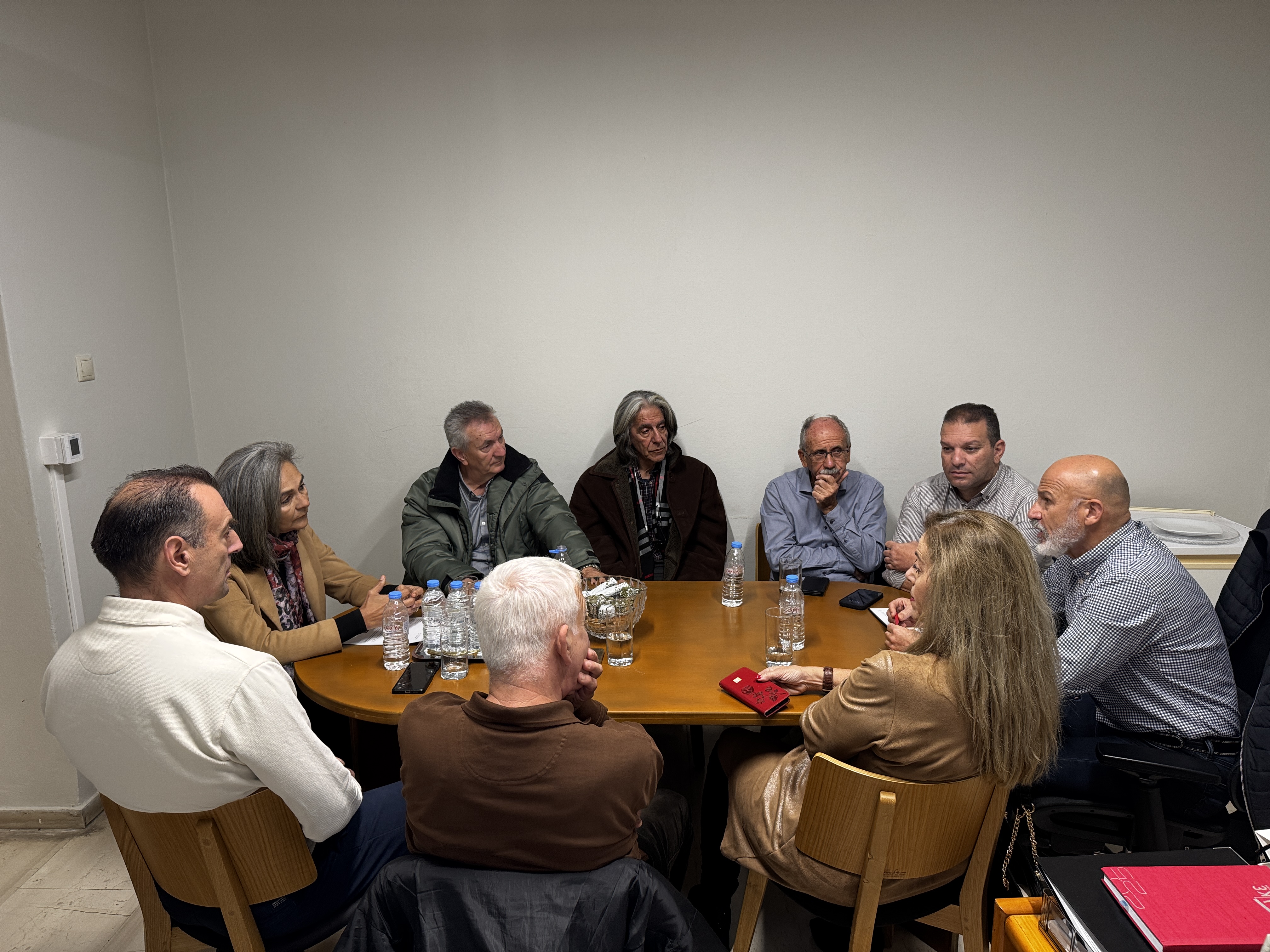 RunGreece και Παγκρήτιο Στάδιο στο επίκεντρο της συνάντησης με την Πρόεδρο του ΣΕΓΑΣ στη ΛότζιαΤην Πρόεδρο του ΣΕΓΑΣ
Σοφία Σακοράφα υποδέχθηκαν στη Λότζια εκ μέρους του Δημάρχου Ηρακλείου Αλέξης
Καλοκαιρινού (ο οποίος απουσιάζει λόγω ασθένειας), οι Αντιδήμαρχοι, Άθλησης
& Αθλητισμού Γιάννης Τσαπάκης και Προγραμματισμού & Ψηφιακού Μετασχηματισμού
Τάσος Τσατσάκης.
