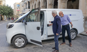 Ο Δήμος Ηρακλείου παρέλαβε το νέο ηλεκτρικό βαν διανομής προϊόντων που θα διατεθεί στους εμπόρους της Κεντρικής Αγοράς (video)