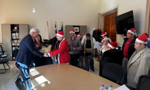 Ευχές και κάλαντα στο Δήμαρχο Ηρακλείου Αλέξη Καλοκαιρινό από τα μέλη του Κέντρου Ειδικών Παιδιών «Άγιος Σπυρίδων»