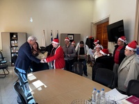 Ευχές και κάλαντα στο Δήμαρχο Ηρακλείου Αλέξη Καλοκαιρινό από τα μέλη του Κέντρου Ειδικών Παιδιών «Άγιος Σπυρίδων»Tα Χριστουγεννιάτικα κάλαντα έψαλαν
στον Δήμαρχο Ηρακλείου Αλέξη Καλοκαιρινό τα μέλη του Κέντρου
Ειδικών Παιδιών «Άγιος Σπυρίδων» που τον επισκέφθηκαν στο γραφείο του στη
Λότζια, το πρωί της Παρασκευής 19/12.
