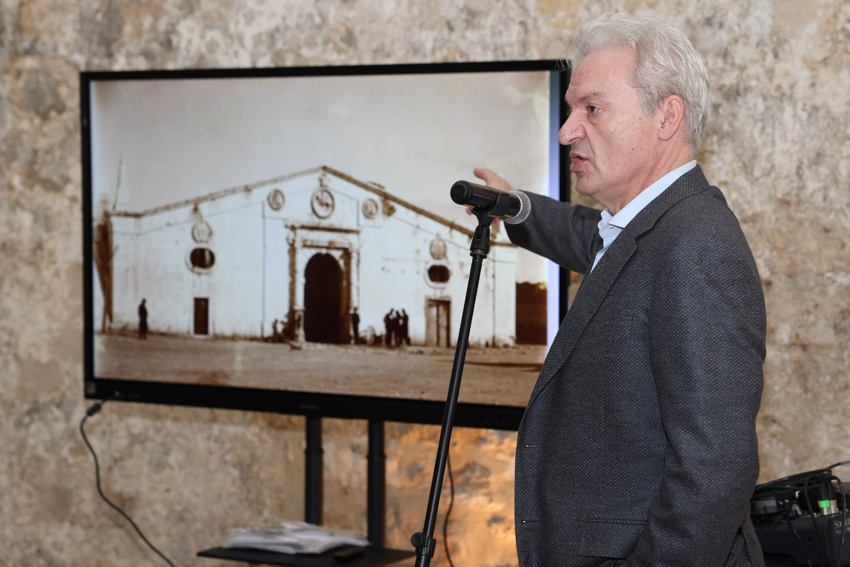 Ιστορική μέρα: Άνοιξε ξανά η πύλη Αγίου Γεωργίου ως πέρασμα που ενώνει την λ. Ικάρου με την πλ. Ελευθερίας (video)Με μια λιτή και
συγκινησιακά φορτισμένη εκδήλωση, η πύλη Αγίου Γεωργίου αποδόθηκε ξανά, έπειτα
από αρκετά χρόνια, στην πόλη και τους ανθρώπους της, στο πλαίσιο εφαρμογής της
Προγραμματικής Σύμβασης Πολιτισμικής Ανάπτυξης (ΠΣΠΑ) που έχει υπογράψει ο
Δήμος Ηρακλείου, το Υπουργείο Πολιτισμού και η Περιφέρειας Κρήτης, με σκοπό την
προστασία, αξιοποίηση και ανάδειξη της Ενετικής Οχύρωσης και των Νεωρίων του
Ηρακλείου.
