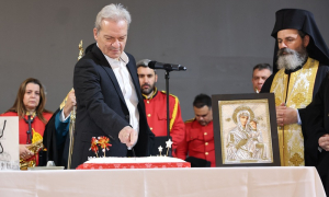 Σε εορταστικό κλίμα η κοπή της πίτας του Δήμου από τον Δήμαρχο Ηρακλείου Αλέξη Καλοκαιρινό στη Βασιλική του Αγίου ΜάρκουΣτην Βασιλική του Αγίου Μάρκου και μέσα σε
εορταστικό κλίμα πραγματοποιήθηκε η πανηγυρική εκδήλωση του Δήμου Ηρακλείου για
την πρώτη ημέρα του 2026. Ο Δήμαρχος Ηρακλείου Αλέξης
Καλοκαιρινός έκοψε την Πρωτοχρονιάτικη πίτα του Δήμου με ευχές για τη νέα
χρονιά, παρουσία του Σεβασμιότατου Αρχιεπισκόπου Κρήτης Ευγένιου, του
Αντιπεριφερειάρχη Ηρακλείου Νίκου Συριγωνάκη, των Προέδρων του Περιφερειακού
και Δημοτικού Συμβουλίου, Αντιπεριφερειαρχών, Αντιδημάρχων, Προέδρων Δημοτικών
Οργανισμών, επικεφαλής Δημοτικών παρατάξεων, εκπροσώπων των Σωμάτων Ασφαλείας
και των Ενόπλων Δυνάμεων, Συλλόγων και Φορέων της πόλης. Ιδιαίτερο εορταστικό τόνο έδωσε στην εκδήλωση η Φιλαρμονική του Δήμου Ηρακλείου υπό την διεύθυνση του Λεωνίδα Τζωρτζάκη.
