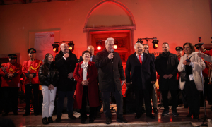 Με αισιοδοξία υποδέχθηκε το Ηράκλειο το 2026Οι άστατες καιρικές με τη βροχή που έπεφτε
σχεδόν αδιάκοπα, δεν πτόησε τους Ηρακλειώτες που συμμετείχαν στις εκδηλώσεις
της παραμονής της Πρωτοχρονιάς που διοργάνωσε ο Δήμος Ηρακλείου στα Λιοντάρια,
στο αίθριο της Βασιλικής του Αγίου Μάρκου, με τους Gadjo DIlo και την Φιλαρμονική
Ορχήστρα του Δήμου Ηρακλείου, υπό τη διεύθυνση της Αρχιμουσικού Δέσποινας
Σκανδαλάκη, να συνοδεύουν μουσικά την υποδοχή του 2026.
