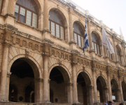 Στην τελική ευθεία το έργο ανακατασκευής της Ταξιάρχου Μαρκοπούλου 
Σε
τροχιά υλοποίησης μπαίνει το έργο συντήρησης, ανακατασκευής και αναβάθμισης του
πεζόδρομου της Ταξιάρχου Μαρκοπούλου από τον Δήμο Ηρακλείου, προϋπολογισμού
260.000 ευρώ, το οποίο προβλέπει την ολική αντικατάσταση της πλακόστρωσης, την
αντικατάσταση του δικτύου απορροής ομβρίων υδάτων και την τοποθέτηση νέων
σχαρών σε όλο το μήκος του πεζοδρομημένου τμήματός της.
