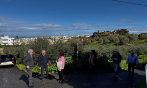 Αυτοψία στο ακίνητο που δωρίζει στον Δήμο Ηρακλείου η Νέλλη Βαρβεράκη με προορισμό την ανέγερση σχολικού συγκροτήματοςΑυτοψία στο ακίνητο που δωρίζει στον Δήμο Ηρακλείου η συμβολαιογράφος Νέλλη Βαρβεράκη με προορισμό την ανέγερση σύγχρονου σχολικού συγκροτήματος πραγματοποίησαν ο Δήμαρχος Ηρακλείου Αλέξης Καλοκαιρινός, η δωρήτρια Νέλλη Βαρβεράκη, οι Αντιδήμαρχοι Χωροταξικού Σχεδιασμού, Πολεοδομίας και Δημοτικής Περιουσίας Νίκος Γιαλιτάκης και Παιδείας & Νέας Γενιάς Αντώνης Περισυνάκης και τα στελέχη της Πολεοδομίας Γιώργος Πολυχρονάκης και Κατερίνα Φωστιέρη.

