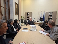 Συνεχίζονται οι συναντήσεις του Δημάρχου Ηρακλείου Αλέξη Καλοκαιρινού με εκπροσώπους Συλλόγων και ΦορέωνΣυνεχίζοντας
τις συναντήσεις με πολίτες και εκπροσώπους Συλλόγων και Φορέων της πόλης, ο
Δήμαρχος Ηρακλείου Αλέξης Καλοκαιρινός υποδέχθηκε το απόγευμα της Τρίτης 10/2 στη
Λότζια, μαζί με τον Αντιδήμαρχο Τεχνικών Έργων & Πρασίνου Δημήτρη
Σπυριδάκη και τον Ειδικό Σύμβουλο Κώστα Πιλαφτσή, τον Πρόεδρο της Δημοτικής
Κοινότητας Βασιλειών και αντιπροσωπεία του Δημοτικού σχολείου της περιοχής, τα
μέλη του Πολιτιστικού Συλλόγου Αθανάτων και το Σύλλογο Εκδοτών Βιβλιοχαρτοπωλών
Ν. Ηρακλείου.
