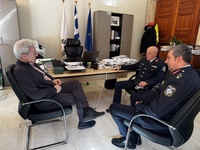 Συνάντηση του Δημάρχου Ηρακλείου με το νέο Γενικό Περιφερειακό Αστυνομικό Διευθυντή Κρήτης και τον Αστυνομικό Διευθυντή ΗρακλείουΜε τον νέο Γενικό
Περιφερειακό Αστυνομικό Διευθυντή Κρήτης Υποστράτηγο Γεώργιο Δούκη και τον
Αστυνομικό Διευθυντή Ηρακλείου Ταξίαρχο Παρασκευά Χηνόπουλο συναντήθηκε ο
Δήμαρχος Ηρακλείου Αλέξης Καλοκαιρινός το πρωί της Πέμπτης 12/2 στη Λότζια. 
