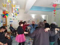 Σε αποκριάτικους ρυθμούς το Κ.Η.Φ.Η Αγίας Τριάδας του Δήμου ΗρακλείουΜε μεγάλη επιτυχία και σε κλίμα χαράς και κεφιού πραγματοποιήθηκε ο αποκριάτικος χορός του Κέντρου Ημερησίας Φροντίδας Ηλικιωμένων (Κ.Η.Φ.Η) Αγίας Τριάδας του Δήμου Ηρακλείου. Οι ωφελούμενοι αλλά και οι συγγενείς τους είχαν την ευκαιρία να διασκεδάσουν με ζωντανή μουσική, να χορέψουν αγαπημένους παραδοσιακούς  ρυθμούς και να απολαύσουν πλούσια εδέσματα και αποκριάτικα κεράσματα.
 
 
 
