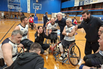 Ο Αλέξης Καλοκαιρινός  στο πλευρό της ομάδας μπάσκετ με αμαξίδιο του Αθλητικού Σωματείου Κινητικά Αναπήρων «Ηράκλειο»Στο
πλευρό του Αθλητικού Σωματείου Κινητικά
Αναπήρων(Α.Σ.Κ.Α), «Ηράκλειο», βρέθηκε ο Δήμαρχος Ηρακλείου Αλέξης Καλοκαιρινός
προκειμένου να εμψυχώσει τα μέλη της ομάδας, στο παιχνίδι της Α1 κατηγορίας
του πρωταθλήματος καλαθοσφαίρισης με αμαξίδιο, το οποίο διεξήχθη στο κλειστό Γυμναστήριο «Μελίνα Μερκούρη» της Νέας
Αλικαρνασσού στο πλαίσιο της 6ης αγωνιστικής, με αντίπαλο το Γ.Σ Δωδεκάνησος.
