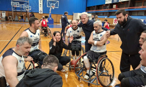 Ο Αλέξης Καλοκαιρινός στο πλευρό της ομάδας μπάσκετ με αμαξίδιο του Αθλητικού Σωματείου Κινητικά Αναπήρων «Ηράκλειο» Ο Αλέξης Καλοκαιρινός στο πλευρό της ομάδας μπάσκετ με αμαξίδιο του Αθλητικού Σωματείου Κινητικά Αναπήρων «Ηράκλειο»