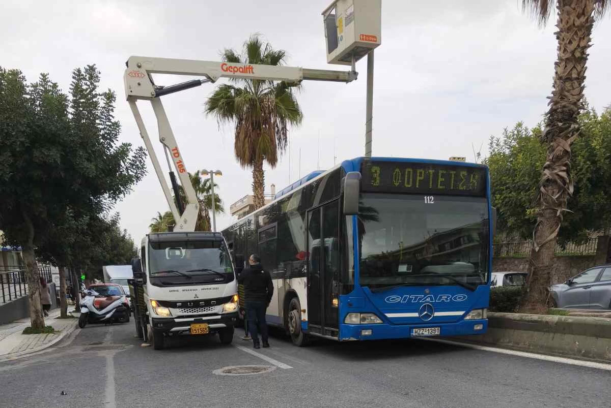 Ολοκληρώθηκαν οι εργασίες συντήρησης του οδοφωτισμού στη Λεωφόρο ΚνωσούΟλοκληρώθηκαν
οι εργασίες συντήρησης του οδοφωτισμού στη Λεωφόρο Κνωσού, από το ύψος της
γέφυρας του ΒΟΑΚ μέχρι το Βενιζέλειο Νοσοκομείο που είχαν ως στόχο την ενίσχυση
των συνθηκών οδικής ασφάλειας και τη βελτίωση της ποιότητας ζωής κατά τις
νυχτερινές ώρες.
