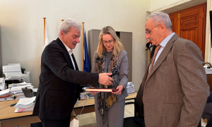 Συνάντηση του Δημάρχου Ηρακλείου με την Πρέσβειρα της ΙρλανδίαςΣυνάντηση με
την Πρέσβειρα της Ιρλανδίας στην Ελλάδα Ciara O'Floinn πραγματοποίησε ο Δήμαρχος
Ηρακλείου Αλέξης Καλοκαιρινός το πρωί της Παρασκευής 20/2 στη Λότζια, παρουσία
και του Επίτιμου Προξένου της Ιρλανδίας στη Κρήτη Γιάννη Ξενικάκη.
