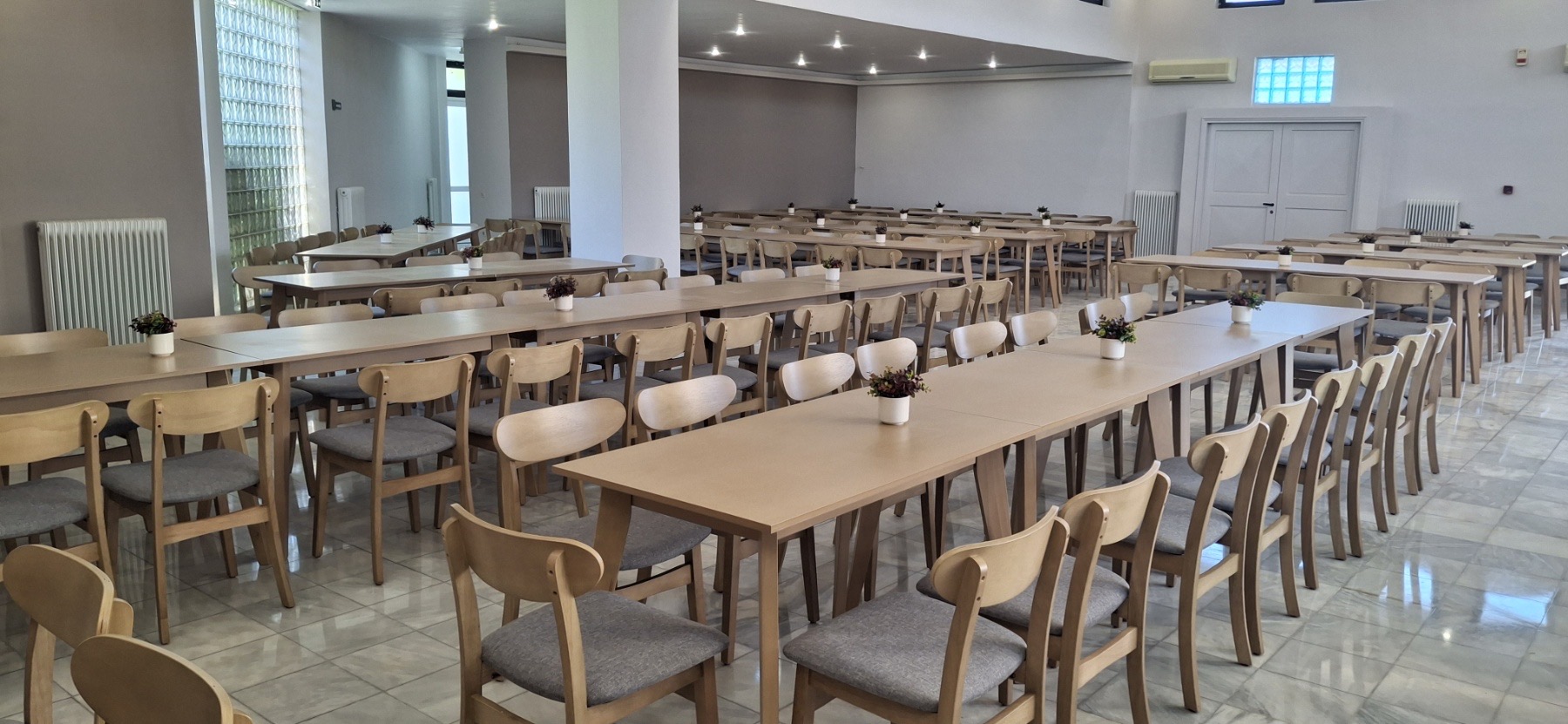 Ολοκληρώθηκαν οι εργασίες και παραδόθηκε σε χρήση η αίθουσα μνημοσύνων και δεξιώσεων στο Νέο Κοιμητήριο ΗρακλείουΈτοιμη προς
χρήση είναι ξανά η αίθουσα μνημοσύνων και δεξιώσεων στο Νέο Κοιμητήριο
Ηρακλείου, έπειτα από την ολοκλήρωση των απαραίτητων εργασιών ανακαίνισης που
πραγματοποιήθηκαν από τη Δημοτική Επιχείρηση του Δήμου Ηρακλείου ΔΕΠΑΝΑΛ, η
οποία αναλαμβάνει και την λειτουργία της.
