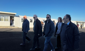 Στις νέες εγκαταστάσεις του ΕΝΕΕΓΥΛ ο Δήμαρχος Ηρακλείου (video)Αυτοψία στις νέες εγκαταστάσεις στις οποίες λειτουργεί πλέον το Ενιαίο Ειδικό Επαγγελματικό Γυμνάσιο και Λύκειο Ηρακλείου (ΕΝΕΕΓΥΛ) στη Νέα Αλικαρνασσό, δίπλα στο Εργαστήριο Ειδικής Επαγγελματικής Εκπαίδευσης και Κατάρτισης (ΕΕΕΕΚ), πραγματοποίησε ο Δήμαρχος Ηρακλείου Αλέξης Καλοκαιρινός, μαζί με τον Αντιδήμαρχο Παιδείας Αντώνη Περισυνάκη, τον πρώην Αντιδήμαρχο Τεχνικών Έργων Γιώργο Σισαμάκη, τον Πρόεδρο και την Αντιπρόεδρο της ΔΕΠΑΝΑΛ Κώστα Βαρβεράκη και Μάρα Παναγιωτάκη αντίστοιχα (ο νυν Αντιδήμαρχος Τεχνικών Έργων Δημήτρης Σπυριδάκης απουσίαζε λόγω ασθένειας), το πρωί της Τρίτης 24/2.

