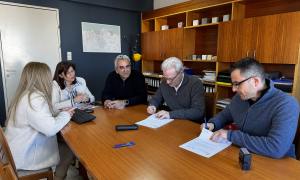 Σε τροχιά υλοποίησης η αποκατάσταση του παραθαλάσσιου τείχους (μπεντενάκι) και η προσωρινή μετατόπιση των γηπέδων τένις (video)Τις συμβάσεις για δύο σημαντικά έργα του Δήμου Ηρακλείου που εντάσσονται στην Προγραμματική Σύμβαση Πολιτισμικής Ανάπτυξης (ΠΣΠΑ) των Ενετικών Τειχών με συνολικό αρχικό προϋπολογισμό 3.185.000 ευρώ, την στερέωση και αποκατάσταση του παραθαλάσσιου τμήματος των Ενετικών Τειχών και την προσωρινή μετατόπιση των γηπέδων τένις από την  τάφρο Sabbionara – Bembo – Αγ. Φραγκίσκου, υπέγραψε ο Δήμαρχος Ηρακλείου και οι εκπρόσωποι των ανάδοχων εταιριών το πρωί της Τρίτης 24/2.

