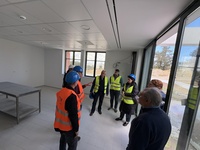 Αυτοψία στο κτίριο όπου θα στεγαστεί το νέο ΚΕ.Π.Α που θα λειτουργήσει στο ΙΤΕ από το Δήμο ΗρακλείουΑυτοψία στο κτίριο του
νέου Βρεφονηπιακού σταθμού του ΙΤΕ, πραγματοποίησε την Τετάρτη 25/2, ο
Αντιδήμαρχος Παιδείας Αντώνης Περισυνάκης μαζί με τον Δ/ντή Τεχνικών
Υπηρεσιών Μανόλη Μανουσάκη, την Προϊσταμένη του Τμήματος Προσχολικής
Αγωγής Όλγα Φλουρή και υπηρεσιακά στελέχη του Δήμου, εξετάζοντας την
προοπτική υπογραφής Προγραμματικής Σύμβασης με τη Διοίκηση του Ιδρύματος για τη
λειτουργία του.
