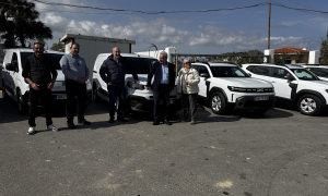 Με 20 νέα οχήματα εκσυγχρονίζεται ο στόλος του Δήμου Ηρακλείου (video)Τα 12 πρώτα νέα οχήματα, από τα 20 συνολικά που ανανεώνουν τον στόλο του Δήμου Ηρακλείου, είδαν από κοντά ο Δήμαρχος Ηρακλείου Αλέξης Καλοκαιρινός και οι Αντιδήμαρχοι Καθαριότητας Γιώργος Τσαγκαράκης, Κοινωνικής Μέριμνας Στέλα Αρχοντάκη και Χωροταξικού Σχεδιασμού, Πολεοδομίας  & Δημοτικής Περιουσίας Νίκος Γιαλιτάκης, το πρωί της Τετάρτης 4/3 στο Αμαξοστάσιο του Δήμου.

