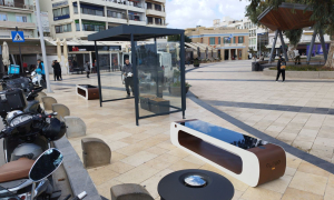 Δώδεκα νέες «έξυπνες» ηλιακές στάσεις λεωφορείων στη διάθεση των πολιτών από το Δήμο ΗρακλείουΔώδεκα ενεργειακά αυτόνομες «έξυπνες» στάσεις με δυνατότητα ενσύρματης και ασύρματης φόρτισης κινητών συσκευών, τοποθετήθηκαν σε νευραλγικά σημεία της πόλης τα οποία επιλέχθηκαν έπειτα από συνεργασία των υπηρεσιών του Δήμου με το αστικό ΚΤΕΛ Ηρακλείου.

