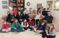 «Παππού και γιαγιά, πώς ήταν το σχολείο παλιά;» - Μαθητές σε ρόλο δημοσιογράφου στο Κ.Η.Φ.Η Παλιανής του Δήμου ΗρακλείουΜαθητές της Γ΄ τάξης
του Δημοτικού σχολείου Βενεράτου σε ρόλο δημοσιογράφου, επισκέφθηκαν το Κέντρο
Ημερήσιας Φροντίδας Ηλικιωμένων (Κ.Η.Φ.Η) Παλιανής του Δήμου Ηρακλείου προκειμένου να συνομιλήσουν με τα μέλη του, συμμετέχοντας
στον μαθητικό διαγωνισμό του Φεστιβάλ Κινηματογράφου Χανίων που θα πραγματοποιηθεί
τον Μάιο του 2026 με θέμα «Ιστορίες για ν’ακουστούν».
