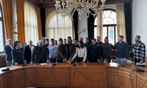 Ορκωμοσία 17 νέων Δημοτικών Αστυνομικών στο Δήμο ΗρακλείουΠραγματοποιήθηκε από το Δήμαρχο Ηρακλείου Αλέξη Καλοκαιρινό η ορκωμοσία 17 νέων Δημοτικών Αστυνομικών, παρουσία των Αντιδημάρχων Πολιτικής Προστασίας & Δημοτικής Αστυνομίας Γιώργου Καραντινού, και Διοίκησης & Τουρισμού Γιώργου Αγριμανάκη, της Γενικής Γραμματέως του Δήμου Μαρίας Σκραφνάκη, της Προϊσταμένης του Τμήματος Δημοτικής Αστυνομίας Παρασκευής Πλατάκη καθώς και στελεχών της Δημοτικής Αστυνομίας, το πρωί της Δευτέρας 23/3 στη Λότζια.

