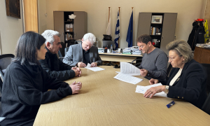 Τη μελέτη προστασίας του οικισμού των Βουτών υπέγραψε ο Δήμαρχος Ηρακλείου Αλέξης ΚαλοκαιρινόςΤη μελέτη για την σταθεροποίηση της περιοχής στην οποία παρατηρήθηκαν εδαφικές παραμορφώσεις στο Δημοτικό Διαμέρισμα των Βουτών υπέγραψε ο Δήμαρχος Ηρακλείου Αλέξης Καλοκαιρινός, παρουσία της Γενικής Γραμματέως του Δήμου Μαρίας Σκραφνάκη, του Προϊσταμένου της Διεύθυνσης Τεχνικών Υπηρεσιών Μανόλη Μανουσάκη και της Ειδικής Συμβούλου Μαργαρίτας Χαιρέτη, το πρωί της Δευτέρας 23/3.

