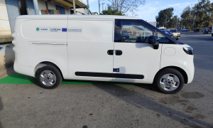 Ικανοποίηση για τη διανομή προϊόντων με το ηλεκτρικό βαν που διέθεσε ο Δήμος Ηρακλείου στους επαγγελματίες της Κεντρικής Λαχαναγοράς

