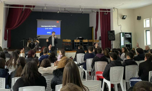 Με επιτυχία η ενημερωτική εκδήλωση για τον επαγγελματικό προσανατολισμό που διοργάνωσαν στο 11ο Λύκειο οι Αντιδημαρχίες Παιδείας και ΕθελοντισμούΜε μεγάλη επιτυχία πραγματοποιήθηκε στο 11ο Λύκειο, η δράση της Αντιδημαρχίας Παιδείας και της Αντιδημαρχίας Εθελοντισμού του Δήμου Ηρακλείου, με θέμα τον Σχολικό Επαγγελματικό Προσανατολισμό, επιβεβαιώνοντας έμπρακτα τη σημασία τέτοιων πρωτοβουλιών για τη σωστή καθοδήγηση των νέων μας.


 
