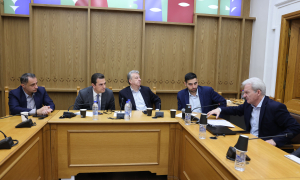 Με γεμάτη ατζέντα στη συνάντηση με τον Κώστα Σκρέκα ο Αλέξης ΚαλοκαιρινόςΤα κρίσιμα ζητήματα που απασχολούν τον Δήμο Ηρακλείου είχε την ευκαιρία να θέσει ο Δήμαρχος Αλέξης Καλοκαιρινός στον Γραμματέα της Πολιτικής Επιτροπής της ΝΔ Κώστα Σκρέκα και τον Γραμματέα Οργανωτικού και Διευθυντή του Γραφείου του Πρωθυπουργού Στέλιο Κονταδάκη, σε συνάντηση που πραγματοποιήθηκε στην Περιφέρεια Κρήτης παρουσία του Περιφερειάρχη Σταύρου Αρναουτάκη, Βουλευτών, Αντιπεριφερειαρχών και Δημάρχων της Π.Ε. Ηρακλείου.
 
